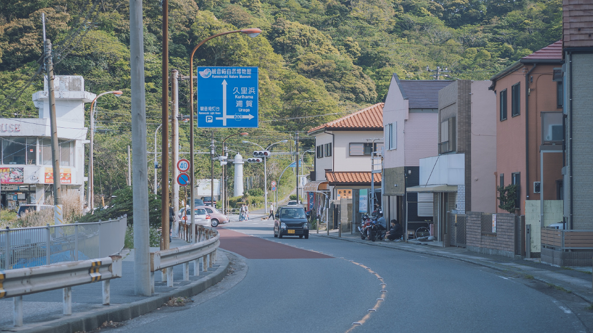 日本,夏日横须贺宁静的的海滨小镇