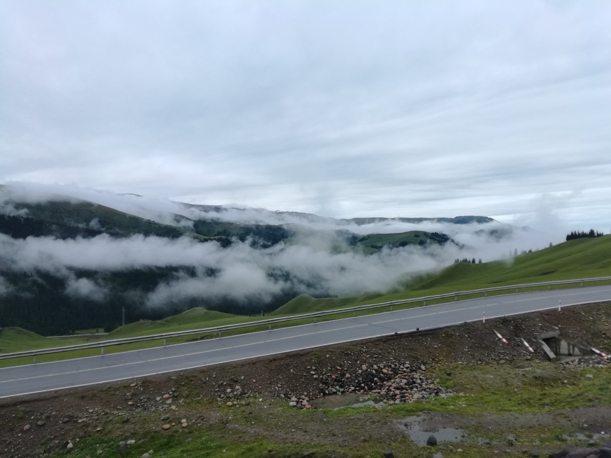 新疆巩乃斯艾肯达坂海拔高度3035米国道218蜿蜒曲折犹如云中之路