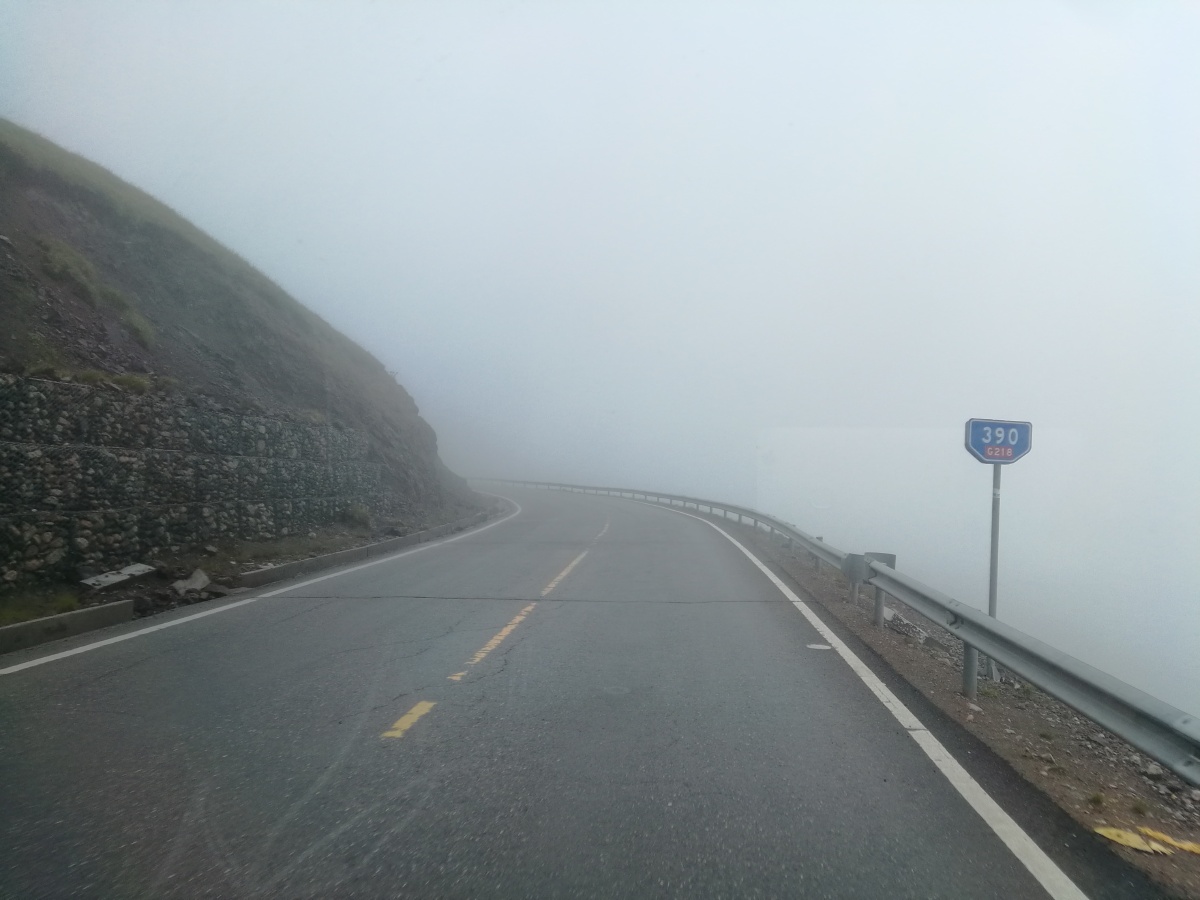 新疆巩乃斯艾肯达坂海拔高度3035米国道218蜿蜒曲折犹如云中之路