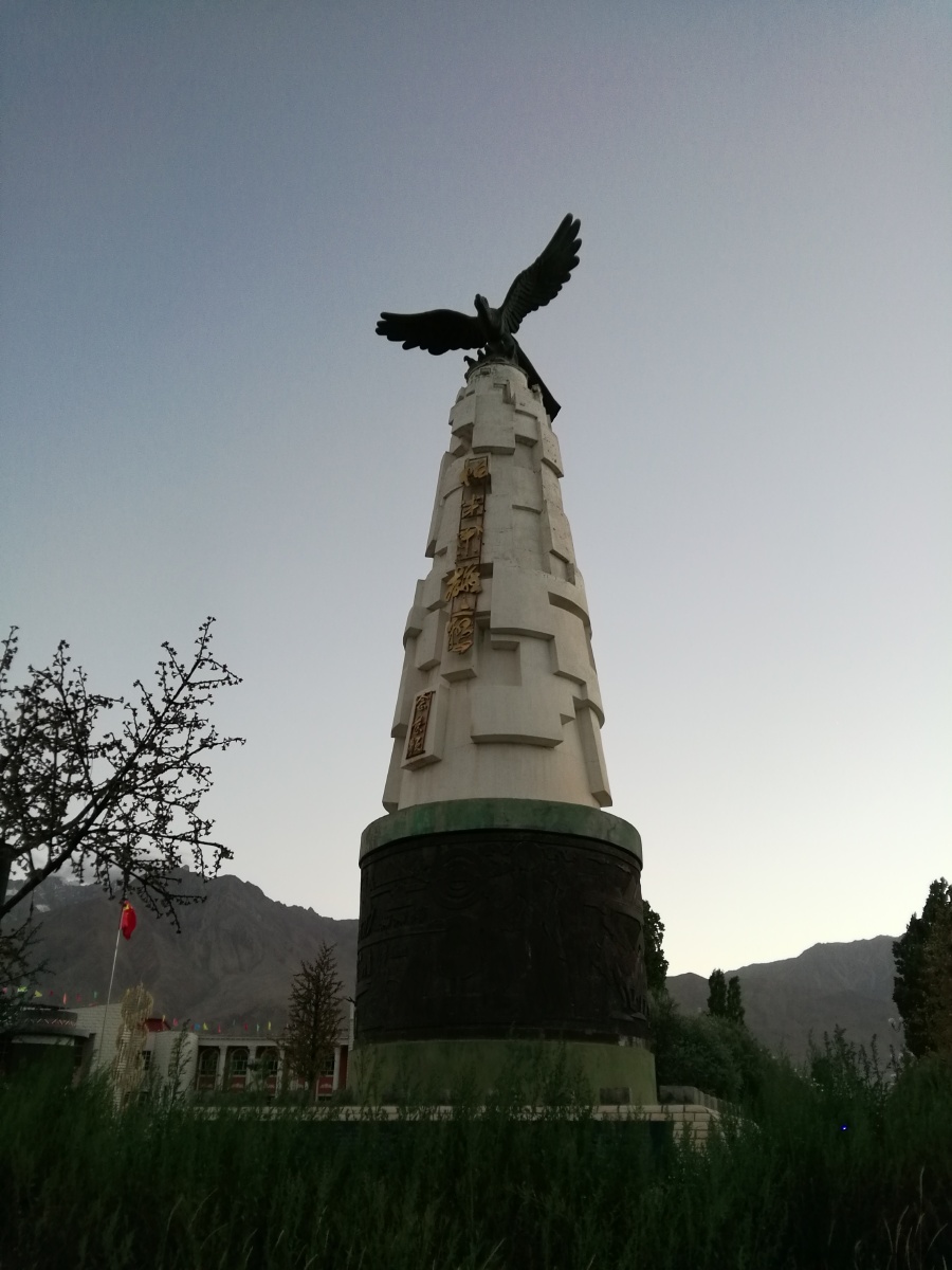 塔什库尔干街头的帕米尔雄鹰雕像. - 心心念念千山万水 - 图虫