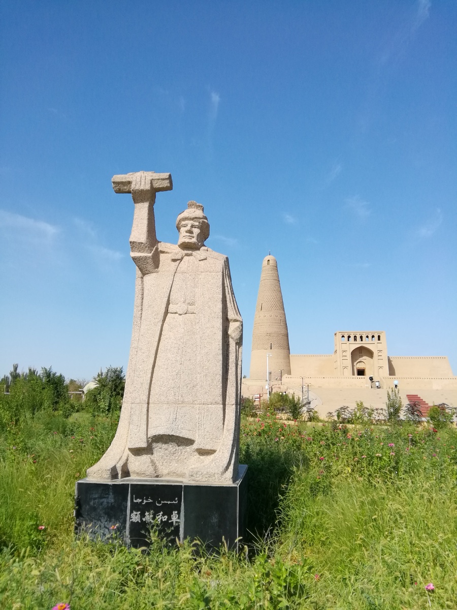 是为维护祖国统一做出了巨大贡献的吐鲁番郡王额敏和卓自掏白银7000