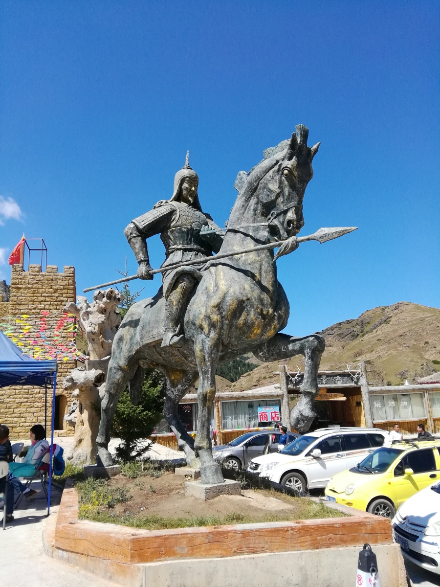 车师古道上的耿恭立马挺枪的塑像