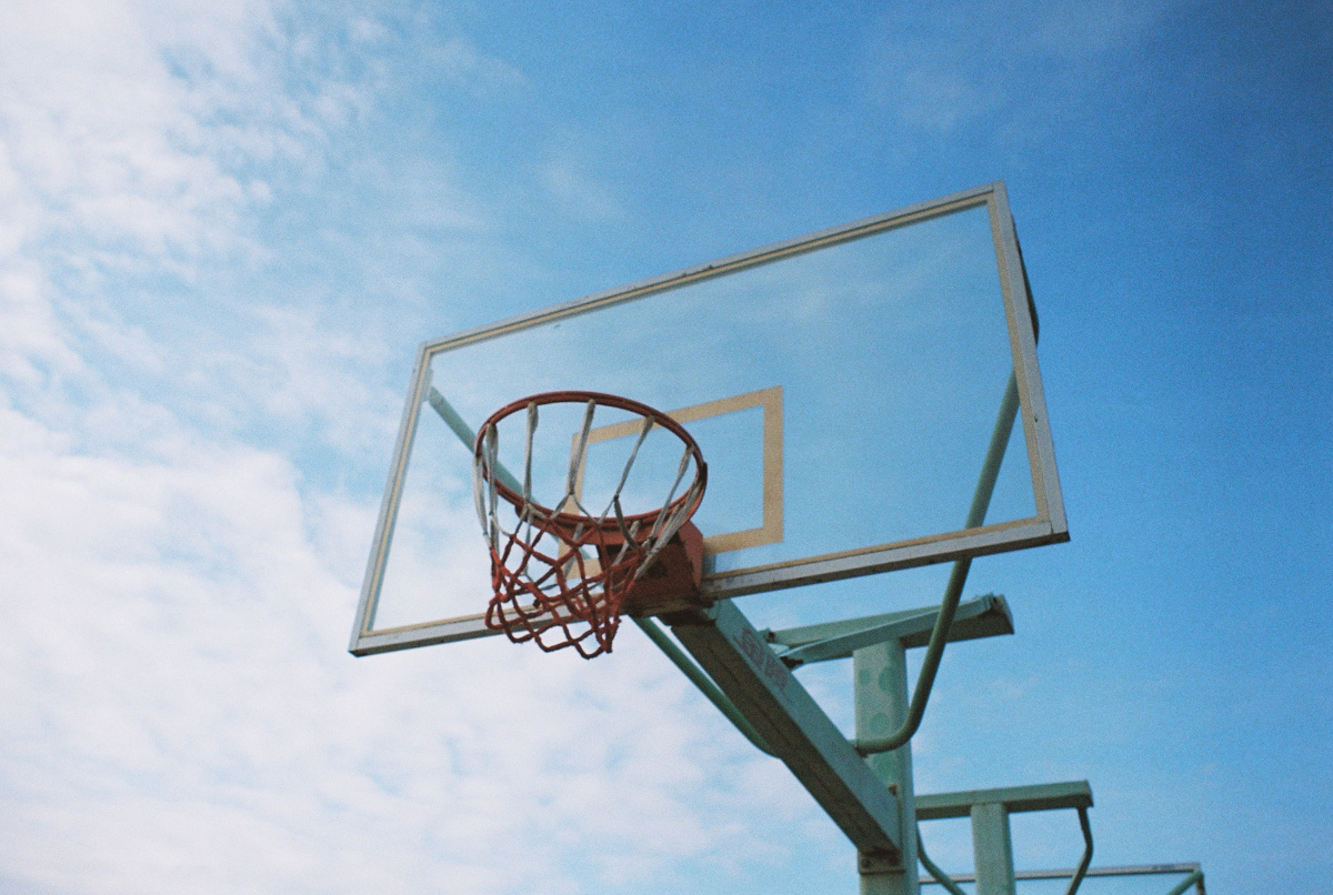 学校北苑宿舍后的一处篮筐