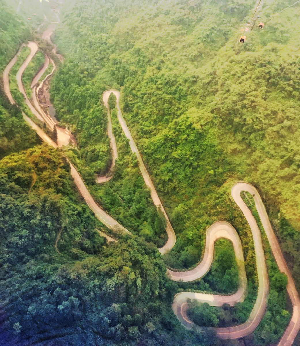 九十九道弯天门山盘山公路