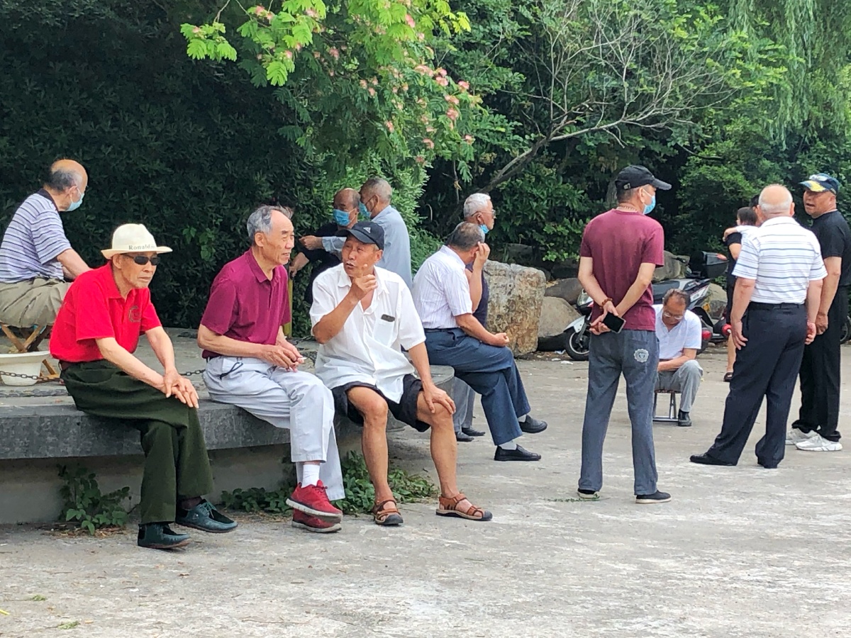 大爷扎堆侃大山