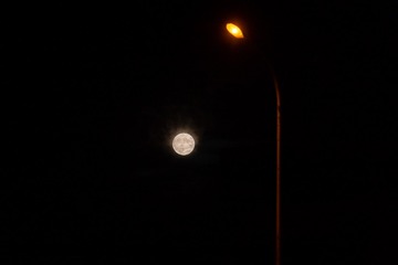 超级月亮与路灯