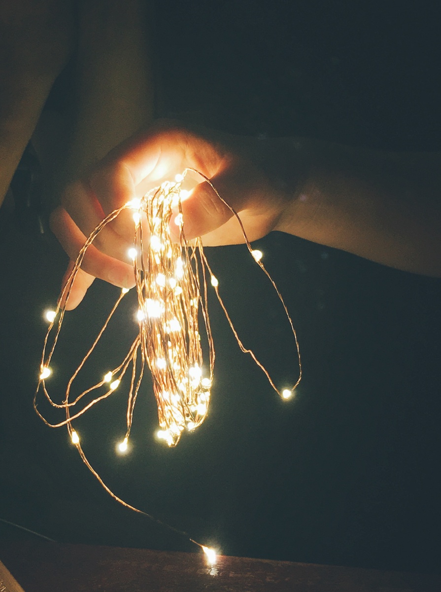 夜晚的微光可以点亮整个世界