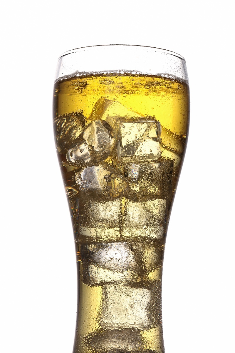 夏天就得喝冰啤酒倍儿爽