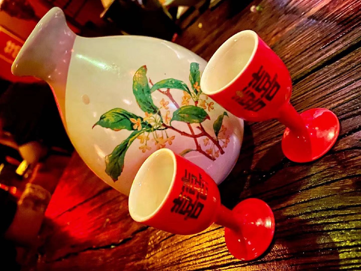 吴刚捧出桂花酒