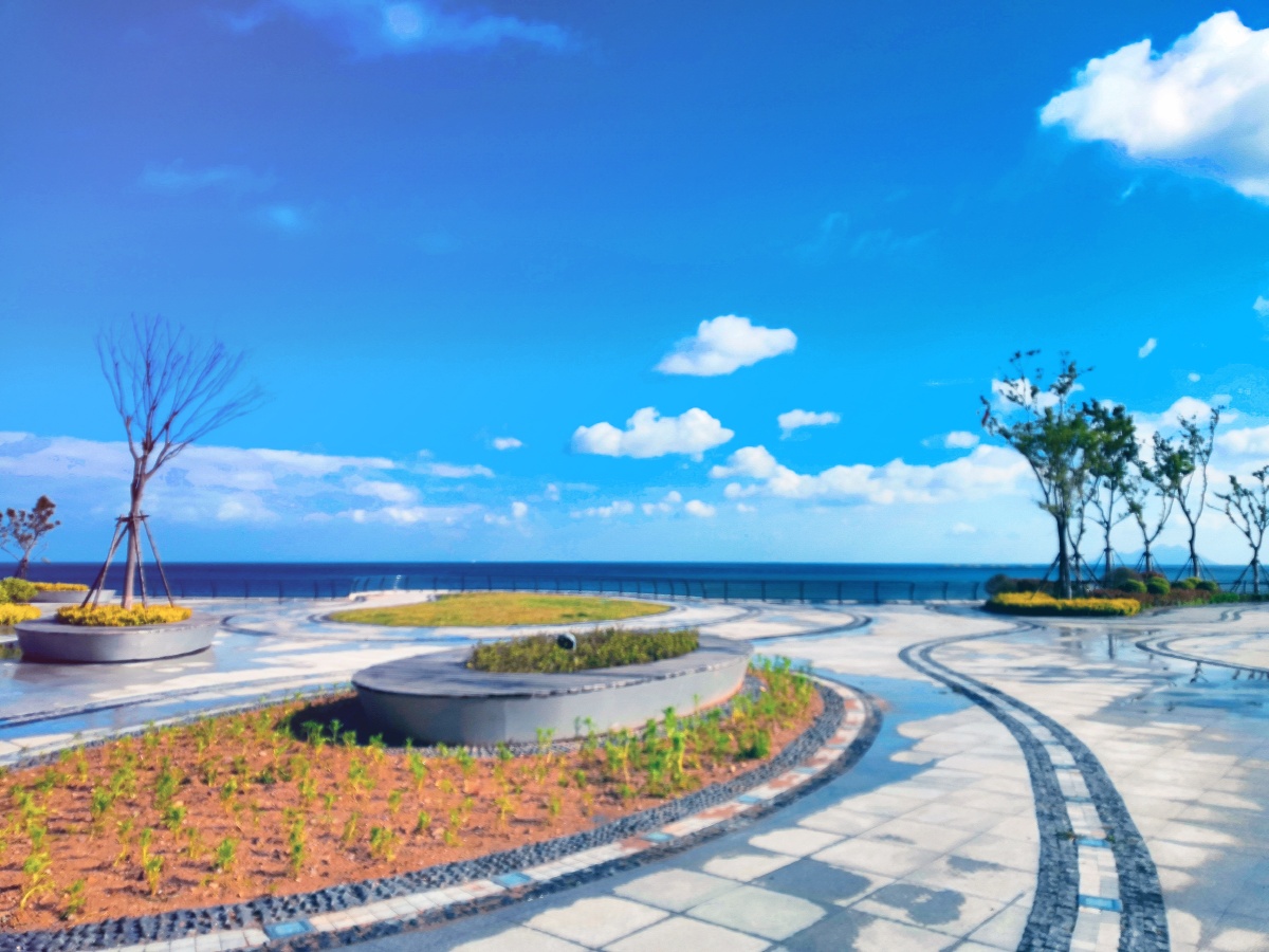 西海岸新区凤凰山公园毗邻大海景色优美在这里建设的凤凰山公园更是