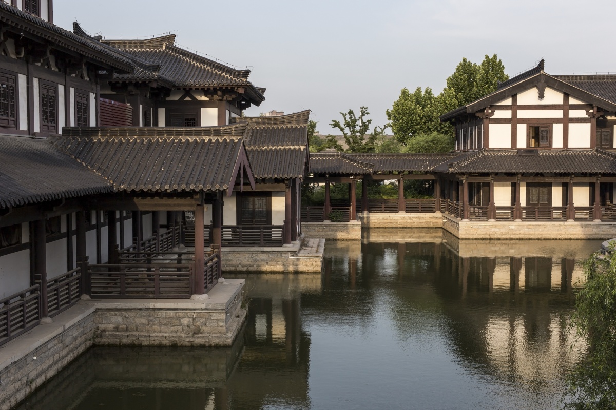 夕阳下的仿古建筑