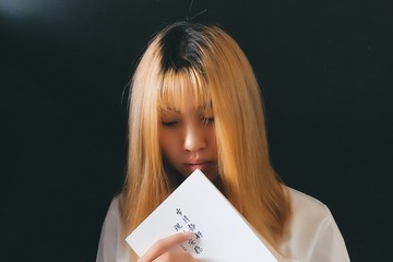 890723