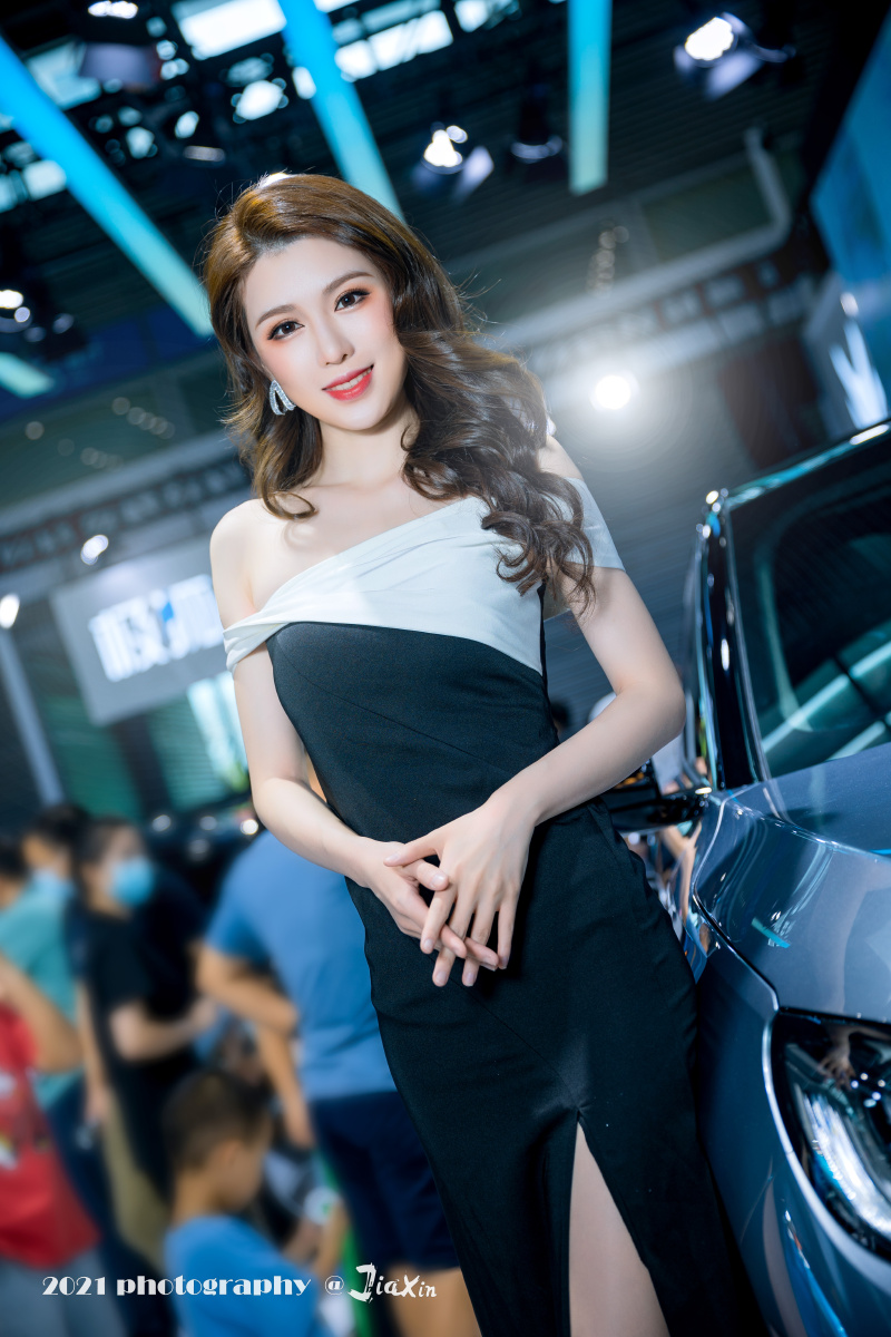 2021粤港澳大湾区车展极狐模特褀褀