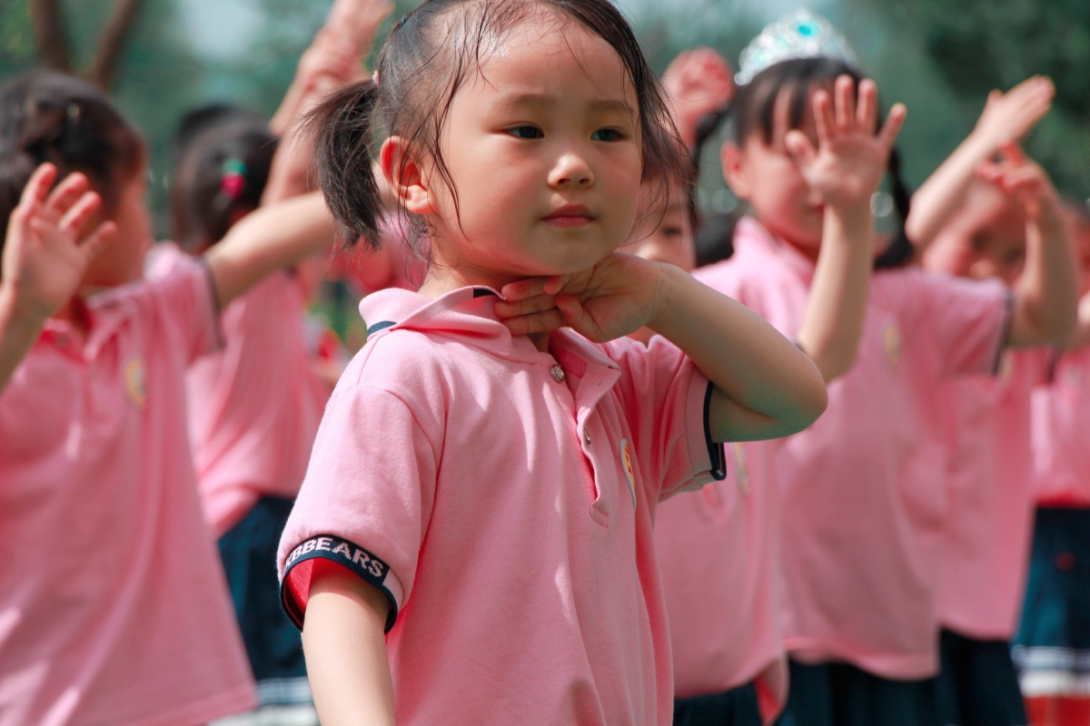 夏天的幼儿园感觉小孩子都不怕晒太阳底下玩的可开心了