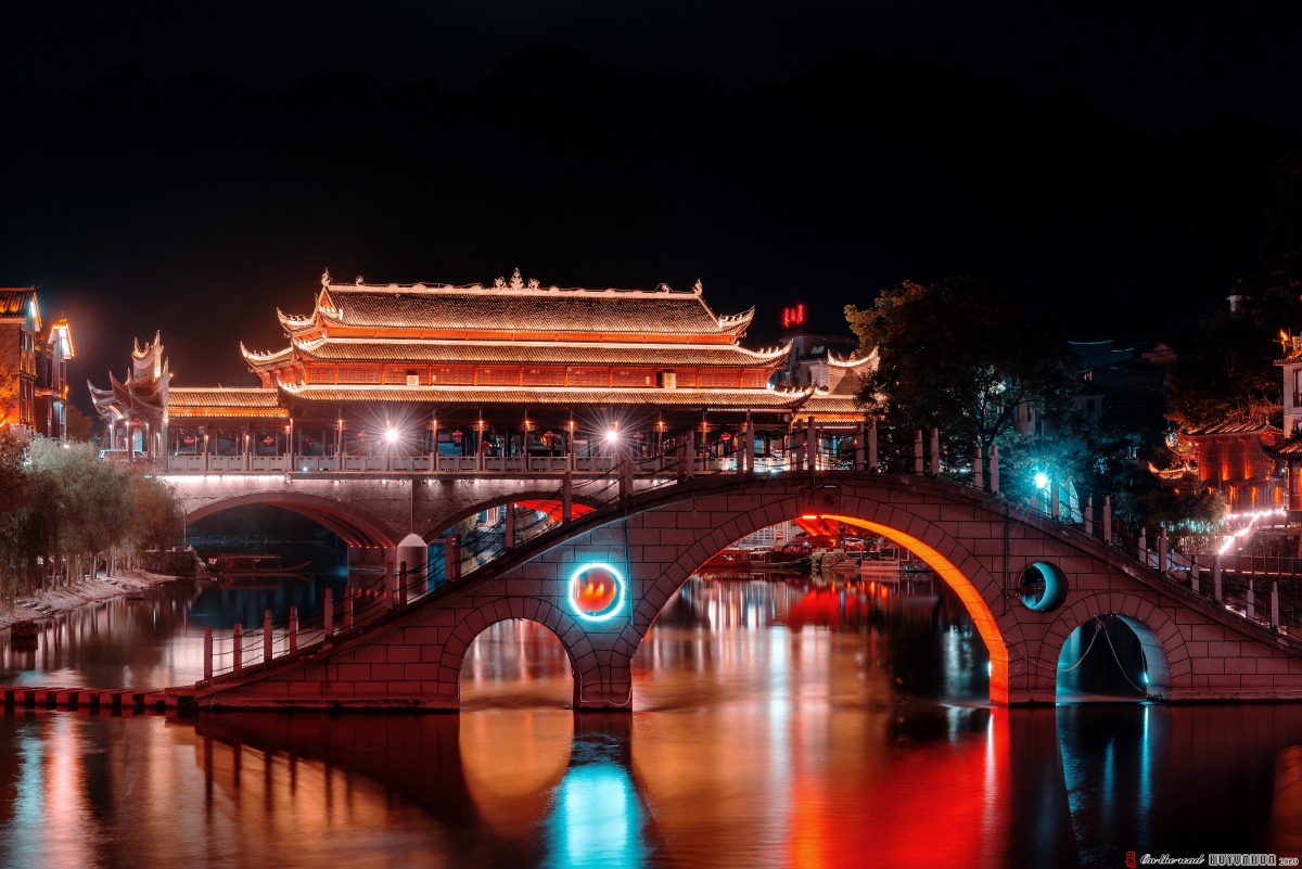 沱江夜景拍摄于湘西凤凰古城