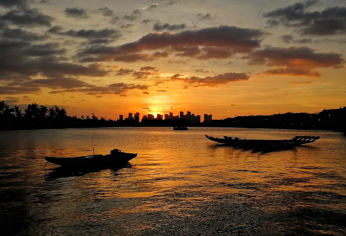 日暮龙舟静风涛