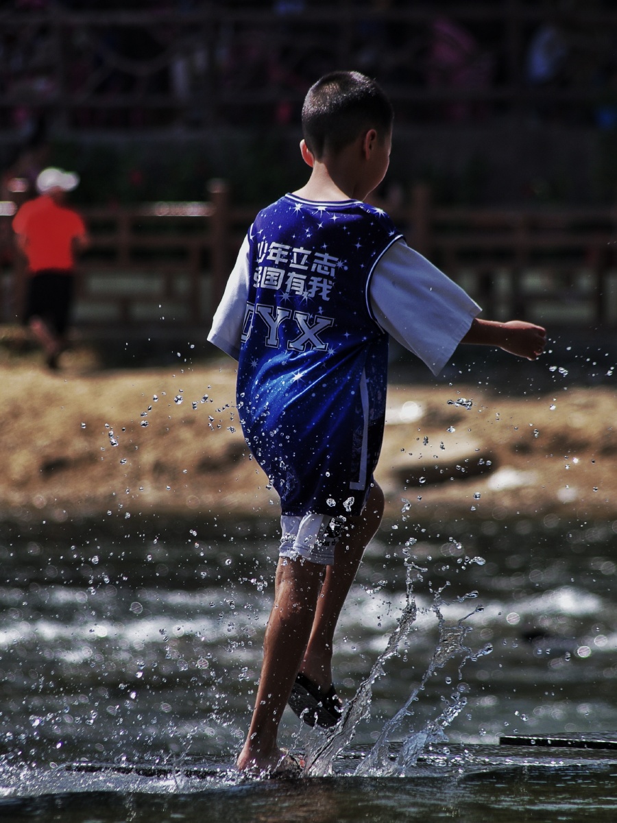 戏水少年 - l有有 - 图虫