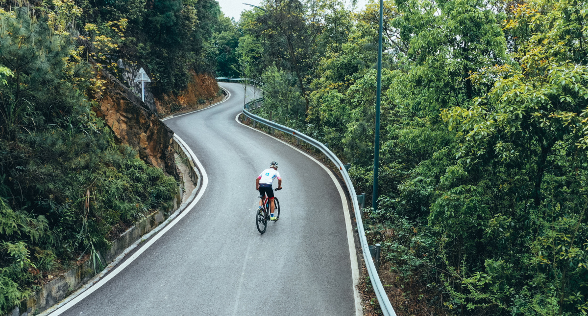 陡峭的盘山公路上总会有很多故事发生,他刚刚好在哪里而我的快门也