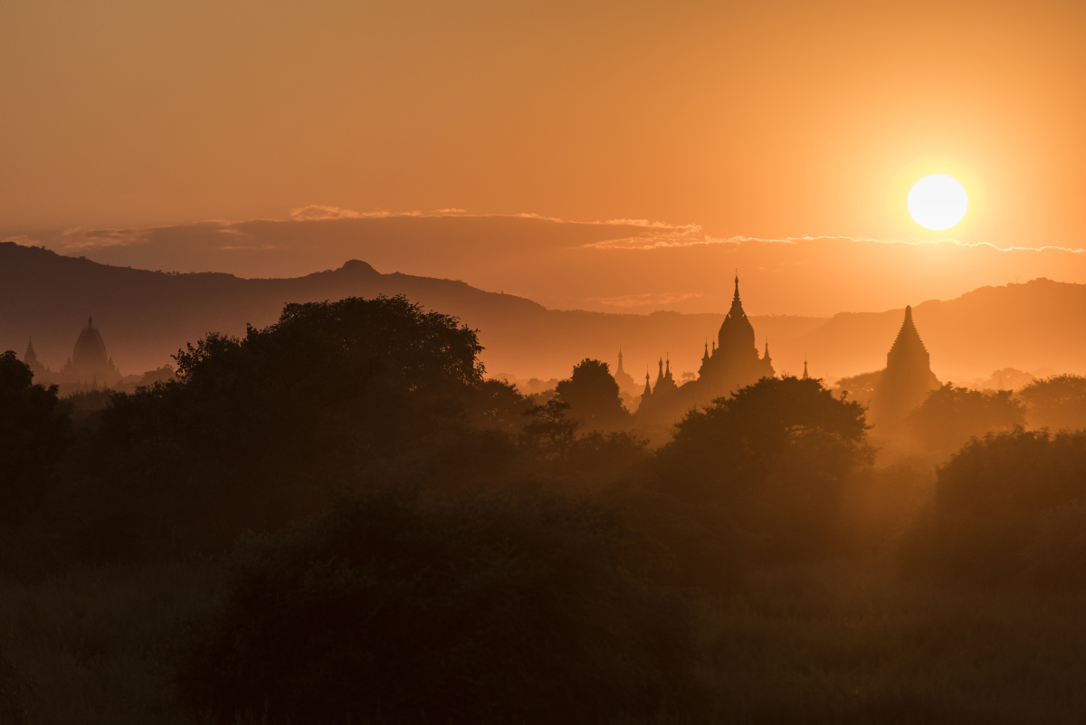 缅甸,蒲甘.夕阳下的佛塔,带着些许的忧伤.