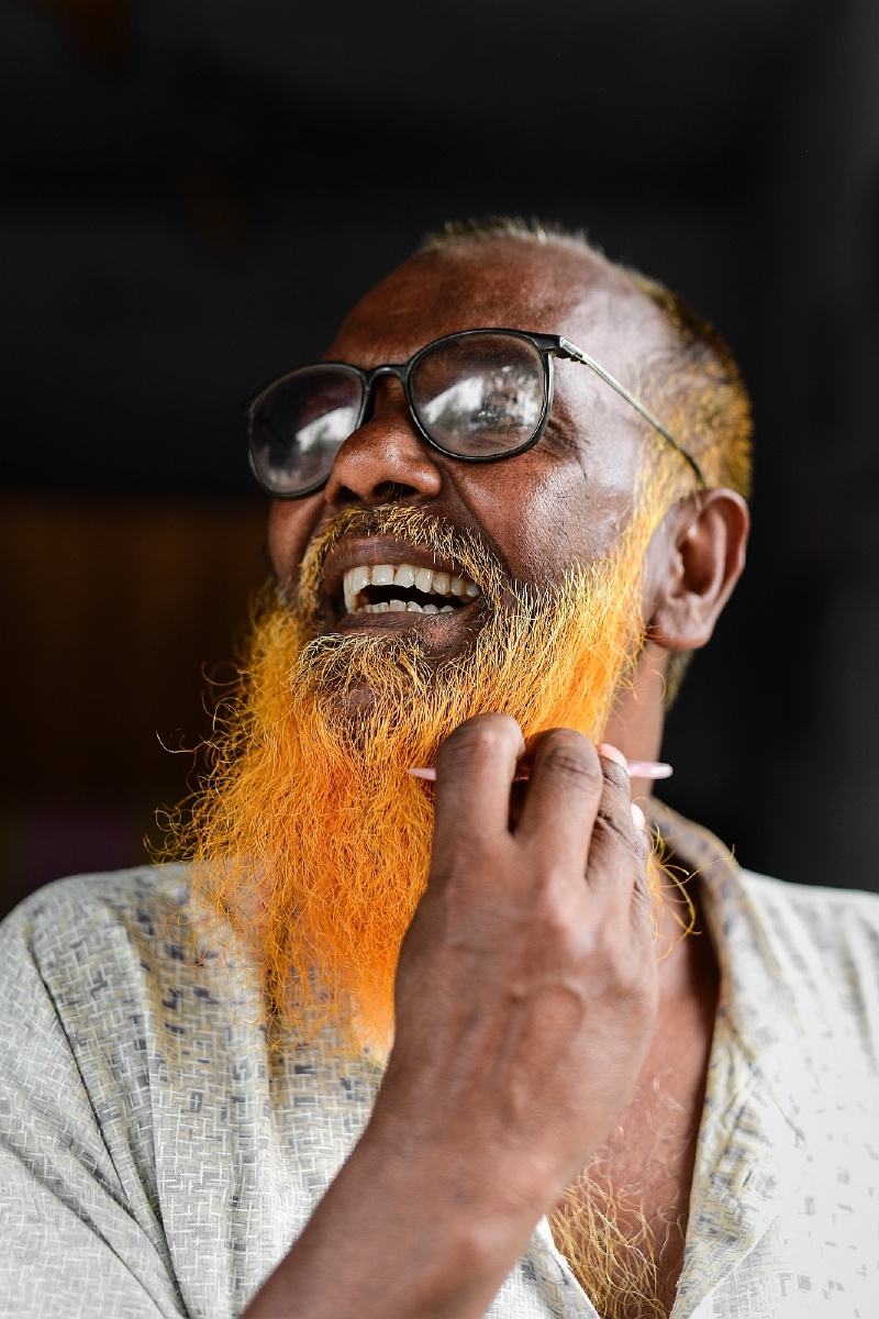 孟加拉国老人家在梳理自己的红胡子