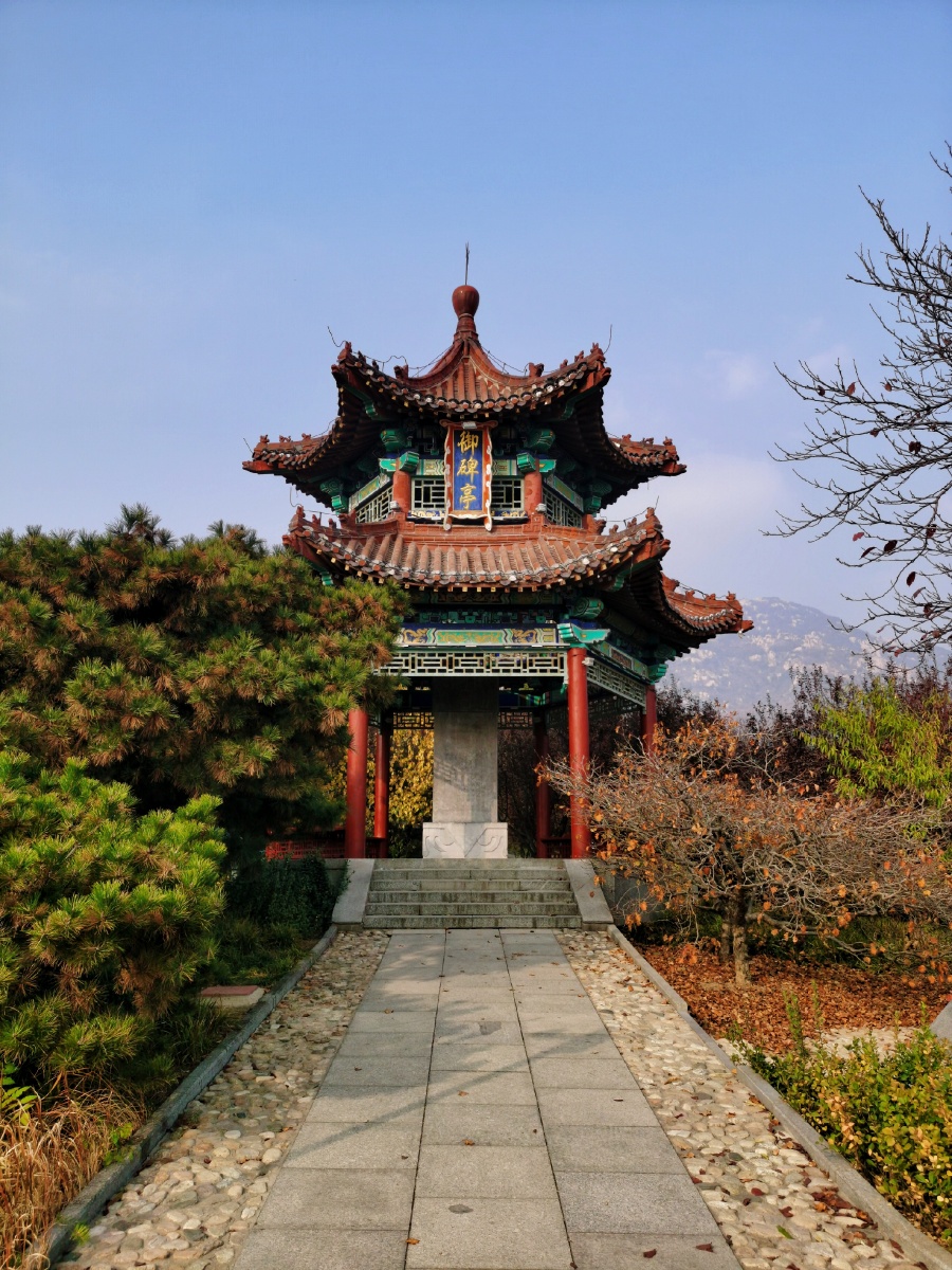 风光深秋的泰山傲徕峰御碑亭