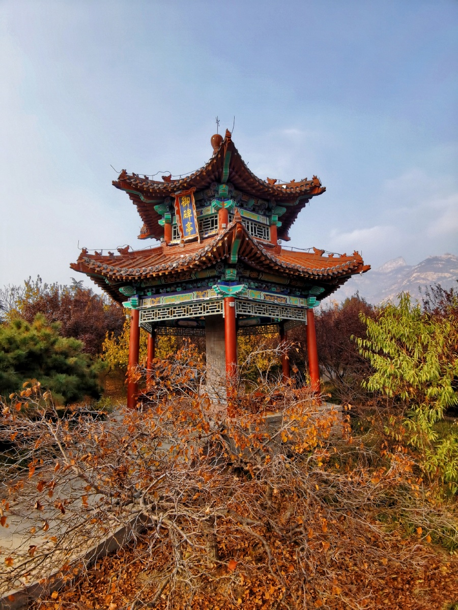 风光深秋的泰山傲徕峰御碑亭