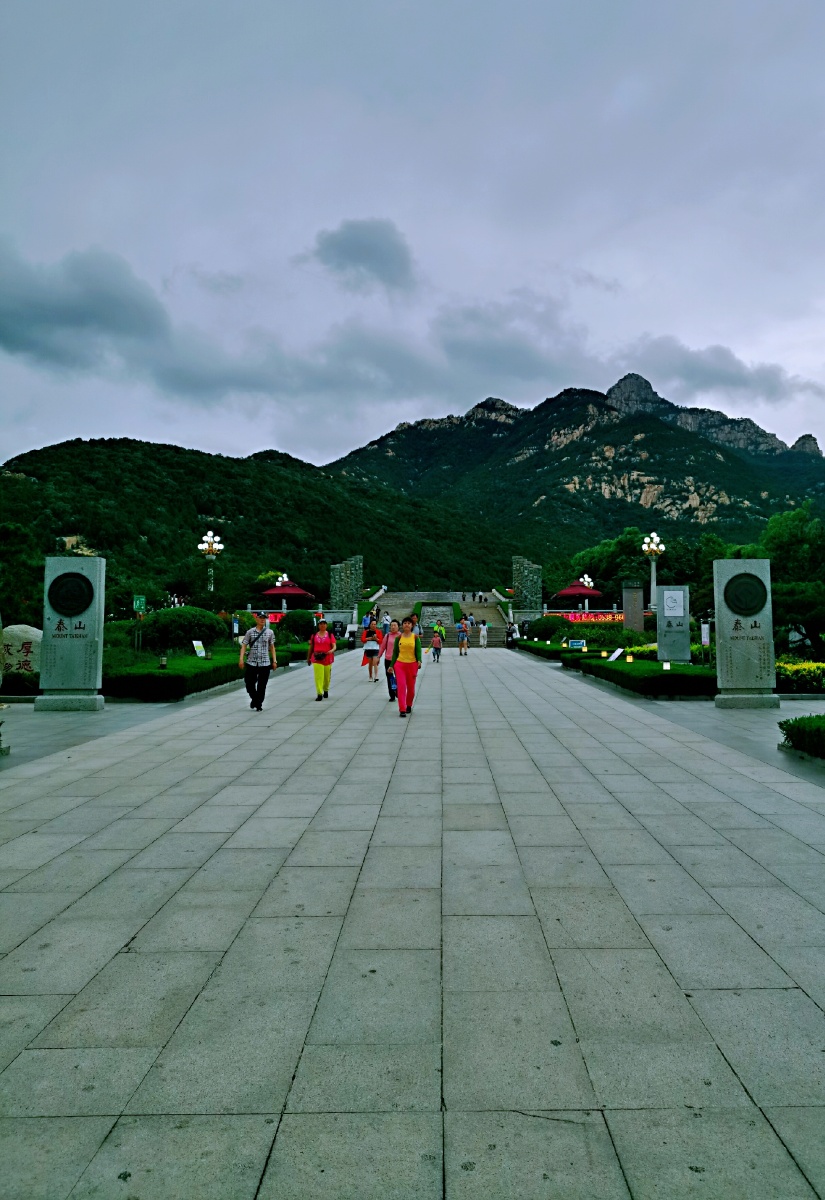 泰山天地广场华灯初上夜未央