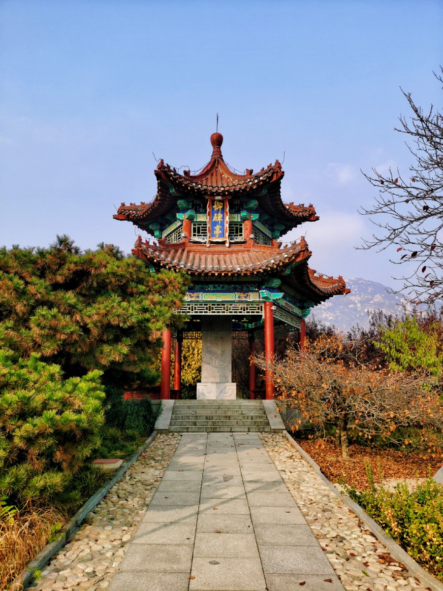 风光深秋的泰山傲徕峰御碑亭