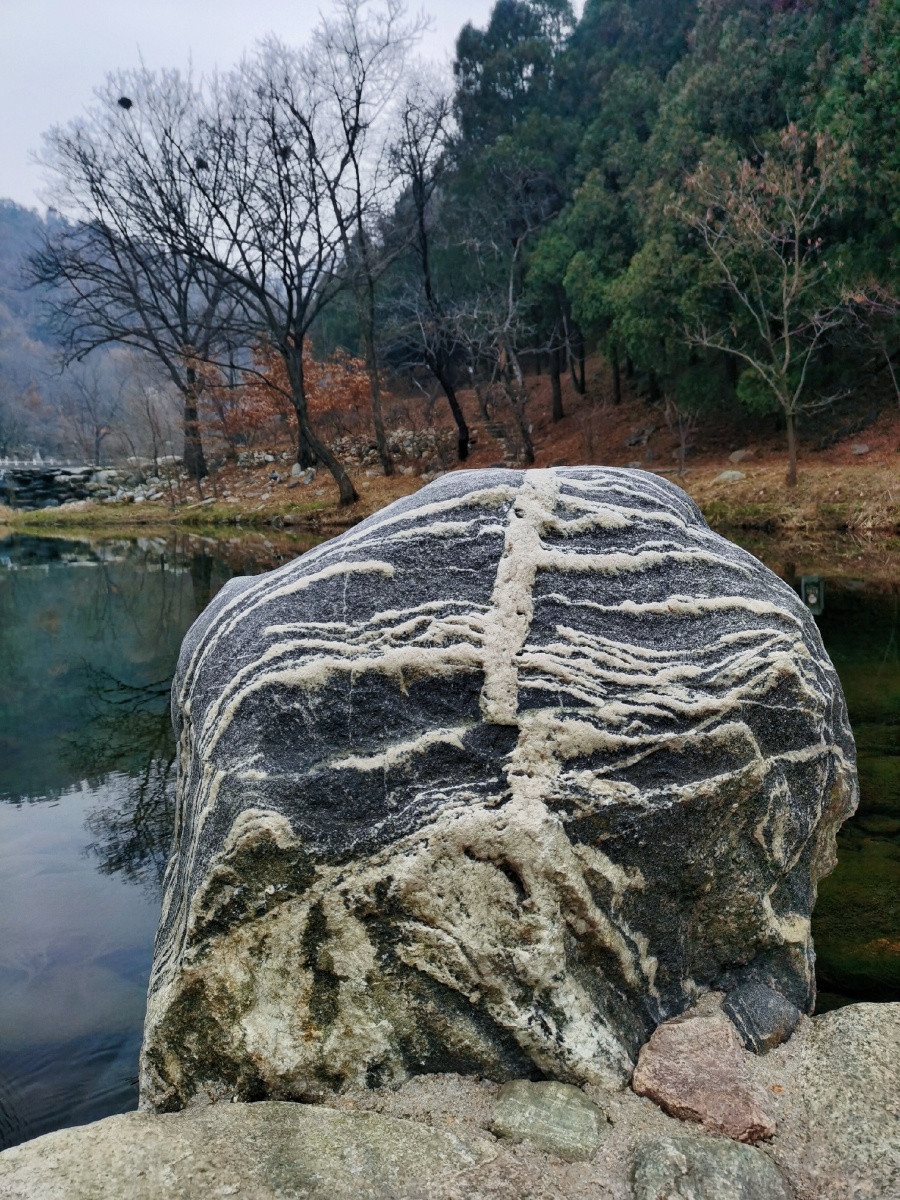 泰山彩石溪景区天然寿石