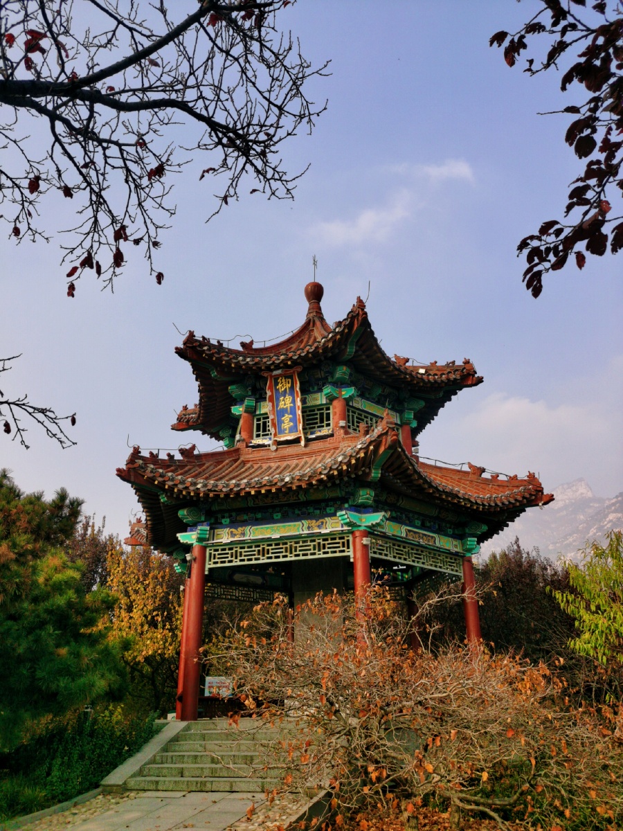 风光深秋的泰山傲徕峰御碑亭