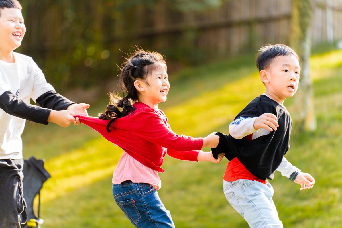 拍好老鹰捉小鸡,只需要一道逆光.