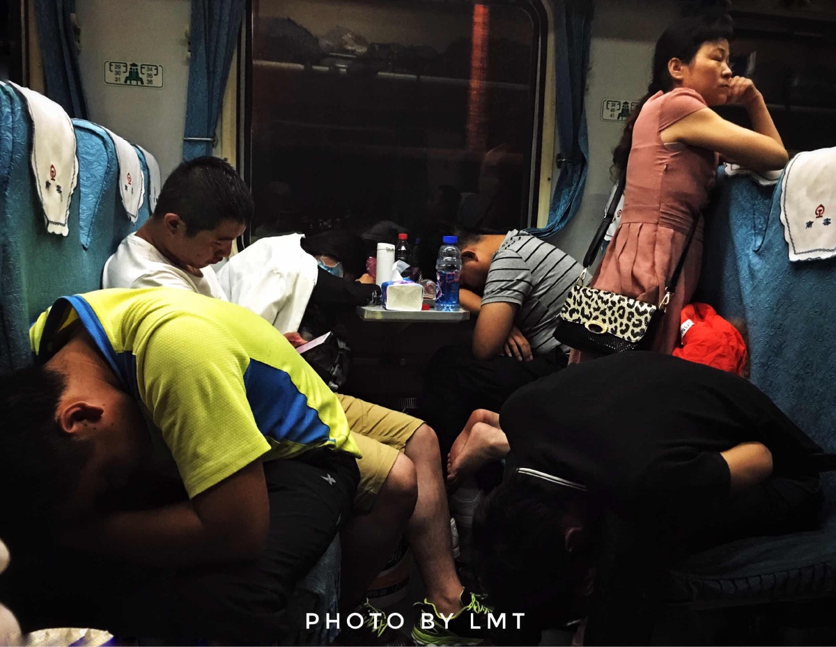 凌晨四点的硬座车厢里,各类睡姿