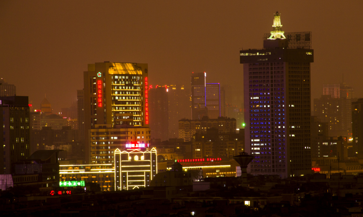 昨日登上楼顶,拍下了轻度雾霾之中的成都.这在成都,算得上是好天气了