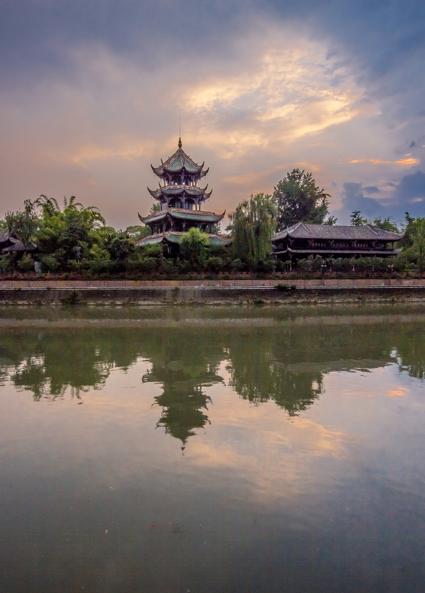 对面就是望江楼