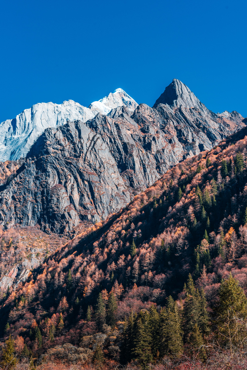 正午的斯古拉神山