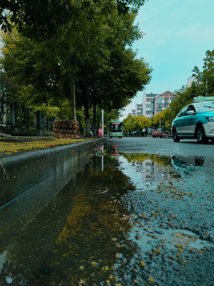 雨天的路边,也不过是思念.