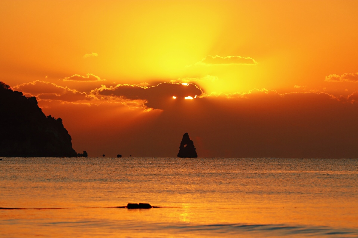 青岛石老人金边云日出