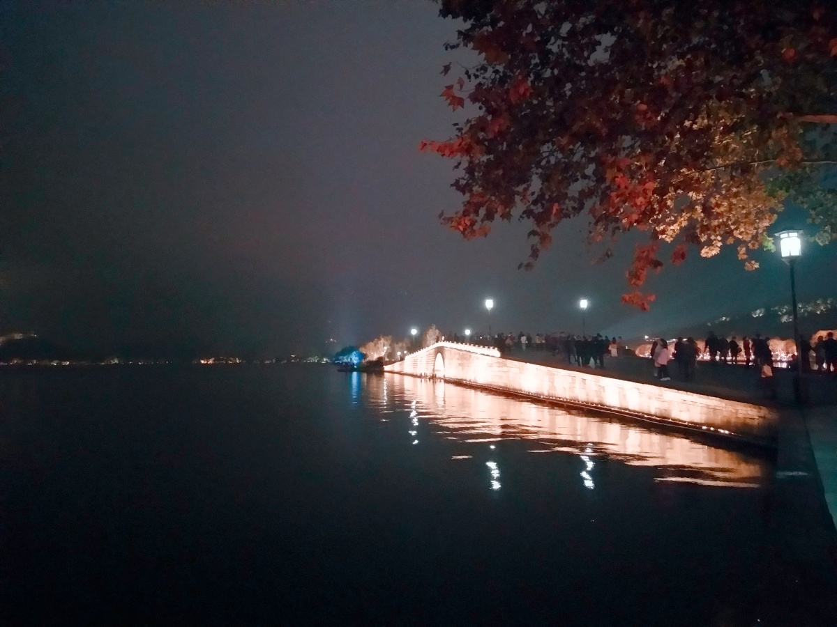 西湖断桥夜景