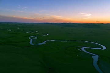 内蒙古呼伦贝尔草原地理风光，牧场莫日根河河湾暮色风景。005