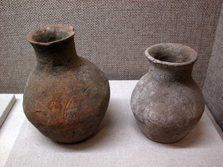 红依陶壶，青铜时代，梅里斯三八村东土岗墓葬出土，黑龙江省齐齐哈尔市博物馆。
