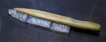 白玛瑙石刀及骨刀梗，新石器时代，昂昂溪腾家岗遗址出土，黑龙江省齐齐哈尔市博物馆。