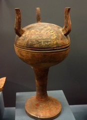 朱绘陶豆，东周，北京昌平松园出土，首都博物馆文物展。