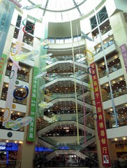 北京王府井：东安市场内景，是消费者购物的好去处（摄于2004年11月）