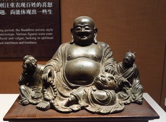 铜大肚弥勒佛像，明代，这尊像为弥勒佛化身——五代浙江奉化僧人契此（俗称布袋和尚）形象。北京首都博物馆文物展。