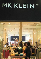 北京王府井：东安市场内日本伊都锦旗下MK KLEIN品牌服装店（摄于2004年11月）
