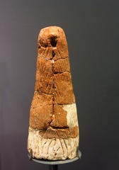 红陶鸟首形器，新石器时代中期（距今8500-7000），平谷区上宅遗址出土，北京首都博物馆文物展。