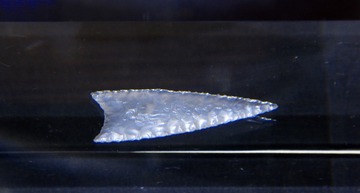白玛瑙凹底石镞，新石器时代，昂昂溪腾家岗遗址出土，黑龙江省齐齐哈尔市博物馆。