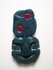 经过热处理的人形项饰，碧玉（软玉），约制于1600-1820年，中国国家博物馆（毛利碧玉：新西兰的传世之宝）展览。