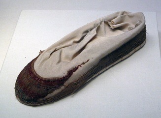 锦鞋，汉，1934年新疆罗布泊楼兰遗址出土，中国国家博物馆文物。