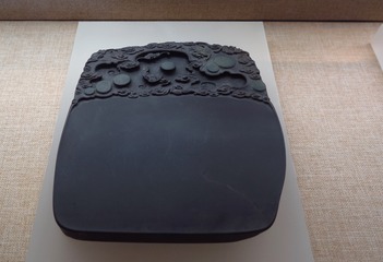 端石天蝠云龙砚，清代，广东省博物馆古代文物。